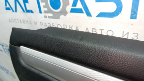 Обшивка двери карточка задняя левая VW Passat b8 16-19 USA черн с черн вставкой пластик, подлокотник кожа, молдинг сер глянец, примята, царапина