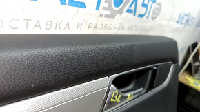 Обшивка двери карточка задняя левая VW Passat b8 16-19 USA черн с черн вставкой пластик, подлокотник кожа, молдинг сер глянец, примята, царапина
