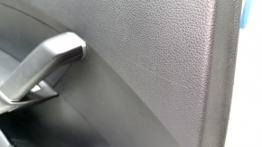Обшивка двери карточка задняя левая VW Passat b8 16-19 USA черн с черн вставкой пластик, подлокотник кожа, молдинг сер глянец, примята, царапина