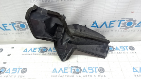Deflector radiator dreapta Toyota Prius V 15-17 zăvor spart