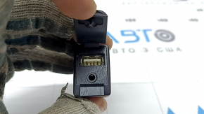 Hub USB Toyota Prius V 12-17