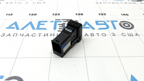 Hub USB Toyota Prius V 12-17