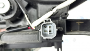 Фара передняя правая Toyota Prius V 15-17 голая рест галоген, под полировку, песок, полез лак