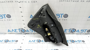 Фонарь правый Toyota Prius V 15-17 рест, сломана накладка