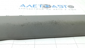Ornament prag ușă față stânga interior Toyota Prius V 12-17 gri, zgârieturi, necesită curățare, fixare îndoită, plastic alb