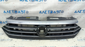 Решетка радиатора grill VW Jetta 19-21 без эмблемы под радар, песок, сколы