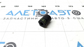 Отбойник двери багажника правый Mitsubishi Outlander 22-26 нижний