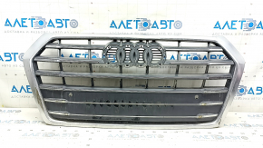 Решетка радиатора grill Audi Q5 80A 18-20 в сборе, хром, под парктроники, без эмблемы, царапины, дефект хрома