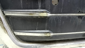 Решетка радиатора grill Audi Q5 80A 18-20 в сборе, хром, под парктроники, без эмблемы, царапины, дефект хрома