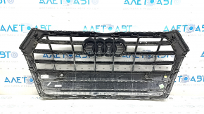 Решетка радиатора grill Audi Q5 80A 18-20 в сборе, хром, под парктроники, без эмблемы, царапины, дефект хрома
