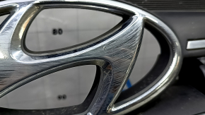 Решетка радиатора grill в сборе Hyundai Elantra AD 19-20 с эмблемой без радара, песок, царапины