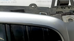 Решетка радиатора grill в сборе BMW 3 G20 23-26 с жалюзи, черный глянец с хромом, надломаны крепления, песок