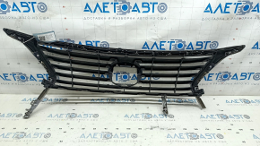 Решетка радиатора grill Lexus RX350 RX450H 13-15 рест, без эмблемы, трещины, вздулся хром, тычки, отломан фрагмент