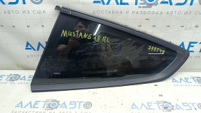 Форточка глухое стекло задняя левая Ford Mustang mk6 15-23 купе, царапина, надорван уплотнитель
