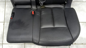 Scaune spate, rândul 2, stânga, Nissan Rogue 19-20, piele neagră, perforată, cu centură de siguranță, pentru curățat, ruginită în partea de jos, zgârieturi
