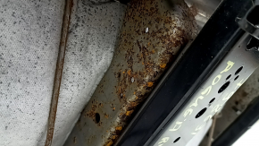 Scaune spate, rândul 2, stânga, Nissan Rogue 19-20, piele neagră, perforată, cu centură de siguranță, pentru curățat, ruginită în partea de jos, zgârieturi