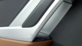 Ornamente ușă spate stânga complete Audi Q3 83A 19-25 negru, inserție piele neagră, cotiera piele maro, ornamentele cromate, zgârieturi