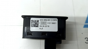 Кнопка закрытия двери багажника Audi Q3 83A 19-25 с блокировкой