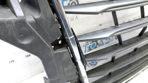 Решетка радиатора grill в сборе Audi A3 8V 15-16 графит, под парктроники, треснута, без эмблемы