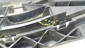 Grilă inferioară bară față Audi Q3 83A 19-23 pentru senzori de parcare și radar, S-Line, spartă, crăpată, fragment lipsă