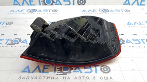 Lampă aripă exterioară stânga Audi A3 8V 15-16 4d usa crăpături pe sticlă, sticlă decojită