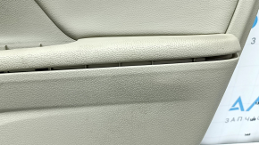 Обшивка двери карточка передняя правая Honda Accord 16-17 бежевая, подлокотник и вставка кожа бежевая, молдинг под дерево глянец, под химчистку, царапины, побелел пластик, отошел подлокотник