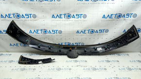 Молдинг двери багажника верхний Mazda CX-5 17-24 с эмблемой, под стеклом, сломаны крепления