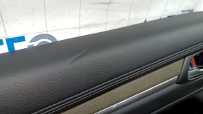 Обшивка двери карточка задняя левая Mazda CX-5 17-23 черная, подлокотник кожа коричневая, накладка с хром молдингом под дерево, BOSE, примята
