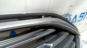 Решетка радиатора grill в сборе с обрамлением Ford Fusion mk5 17-18 песок, сломано крепление