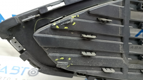 Решетка радиатора grill в сборе с обрамлением Ford Fusion mk5 17-18 песок, сломано крепление