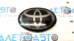 Эмблема решетки радиатора grill Toyota Camry v70 18-20 под радар, песок, трещина в креплении, трещина внутри