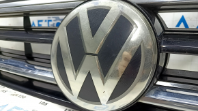 Решетка радиатора grill VW Tiguan 18-21 R-Line, с эмблемой, 2 хром 1 черн полоски, песок, царапины, сколы