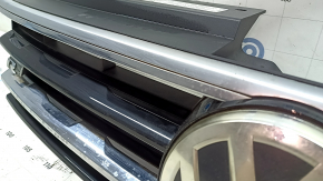 Решетка радиатора grill VW Tiguan 18-21 R-Line, с эмблемой, 2 хром 1 черн полоски, песок, царапины, сколы