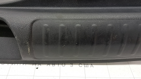 Накладка проема багажника Jeep Cherokee KL 19-23 черная, царапины, побелел пластик