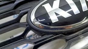 Решетка радиатора grill Kia Sorento 19-20 с эмблемой, черная с хром обрамлением, песок, царапины