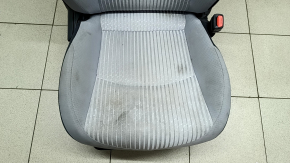 Пассажирское сидение Toyota Prius 50 16-18 без airbag, механич, ткань черно-серое, под химчистку