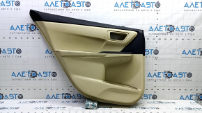 Обшивка двери карточка задняя левая Toyota Camry v55 15-17 usa бежевая с бежевой вставкой пластик, подлокотник резина, с управлением стеклоподъемника, царапины, под чистку
