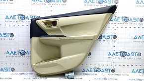 Обшивка двери карточка задняя правая Toyota Camry v55 15-17 usa бежевая с бежевой вставкой пластик, подлокотник резина, с управлением стеклоподъемника, царапины, под чистку