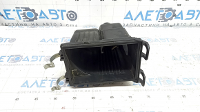 Capac inferior carcasă filtru aer Toyota Prius 50 16-22, element de fixare defect