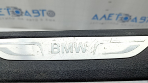 Ornamente prag spate dreapta BMW X5 F15 14-18 negru sub 2 rânduri de scaune cu inserție cromată, zgârieturi, îndoituri