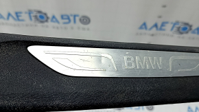 Ornamente prag spate dreapta BMW X5 F15 14-18 negru sub 2 rânduri de scaune cu inserție cromată, zgârieturi, îndoituri