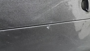 Обшивка двери багажника нижняя Volvo XC60 18-26 черная, с накладкой, потертости, с подсветкой