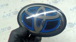 Эмблема решетки радиатора передняя Toyota Venza 21-24 под радар, песок, дефект эмблемы