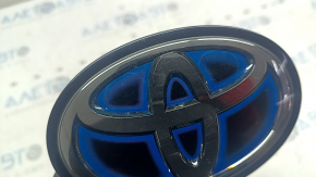 Эмблема решетки радиатора передняя Toyota Venza 21-24 под радар, песок, дефект эмблемы