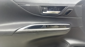 Обшивка двери карточка передняя левая Toyota Venza 21-22 XLE, Limited черная, кожа, под память, с ручкой, накладка темно серая, царапины