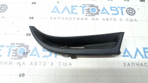 Решетка переднего бампера правая Toyota Prius V 15-17 рест, структура, песок