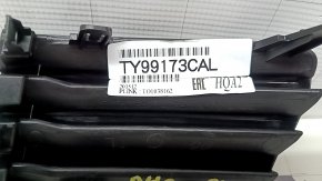 Решетка бампера левая Toyota Prius V 12-14 дорест, без птф