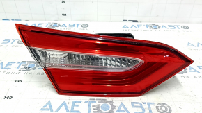 Фонарь внутренний крышка багажника левый Toyota Camry v70 18-20 галоген, светлый, царапины