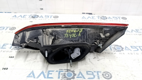 Фонарь внутренний крышка багажника левый Toyota Camry v70 18-20 галоген, светлый, царапины