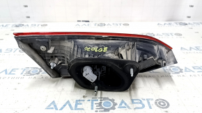 Фонарь внутренний крышка багажника правый Toyota Camry v70 18-20 галоген, светлый, царапины